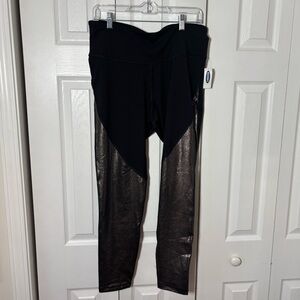NWT !! Women’s Old Navy Black Active Leggings with Metallic Foil Leg Accents- XL